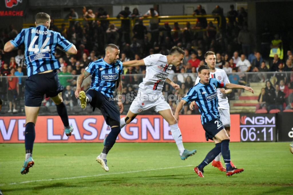 Immagine in evidenza: uno scatto di Foggia-Lecco (andata finale playoff Serie C 2022/23) - crediti: foto di Luigia Spinelli (RIPRODUZIONE VIETATA)