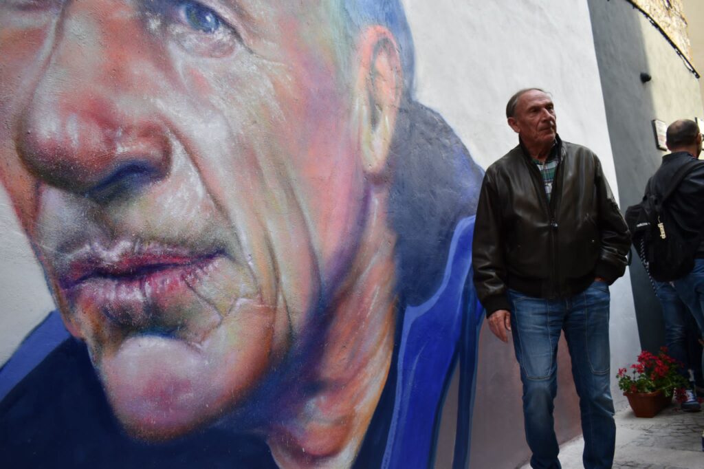 Immagine in evidenza: uno scatto dalla presentazione del murale dedicato a Zdeněk Zeman in Vico La Porta (Foggia) - crediti: foto di Luigia Spinelli (RIPRODUZIONE VIETATA)