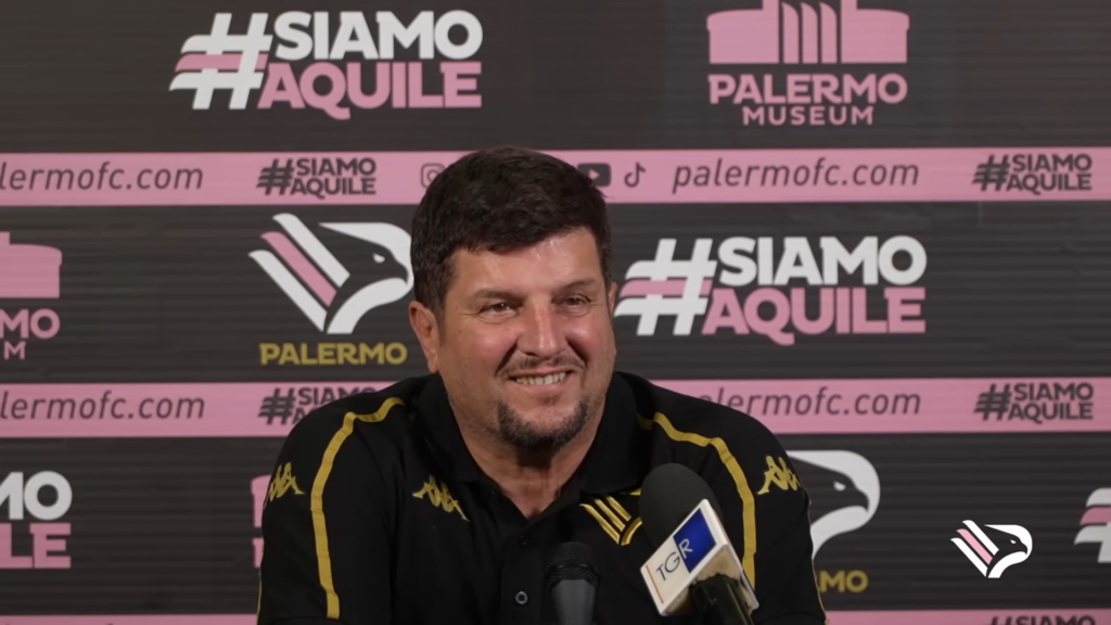 Immagine in evidenza: mister Silvio Baldini - crediti foto: canale ufficiale YouTube Palermo F.C. (frame da video)