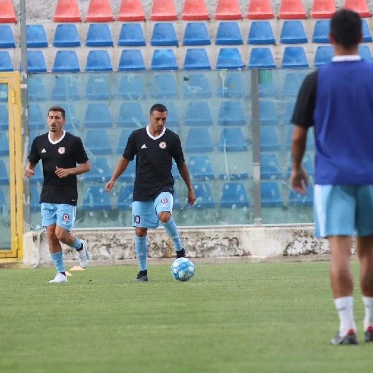 Foggia, tra pochi giorni un'amichevole: il programma - Immagine in evidenza: uno scatto dal riscaldamento di Catanzaro-Foggia (Coppa Italia 2023/24) - crediti foto: pagina ufficiale Facebook Calcio Foggia 1920