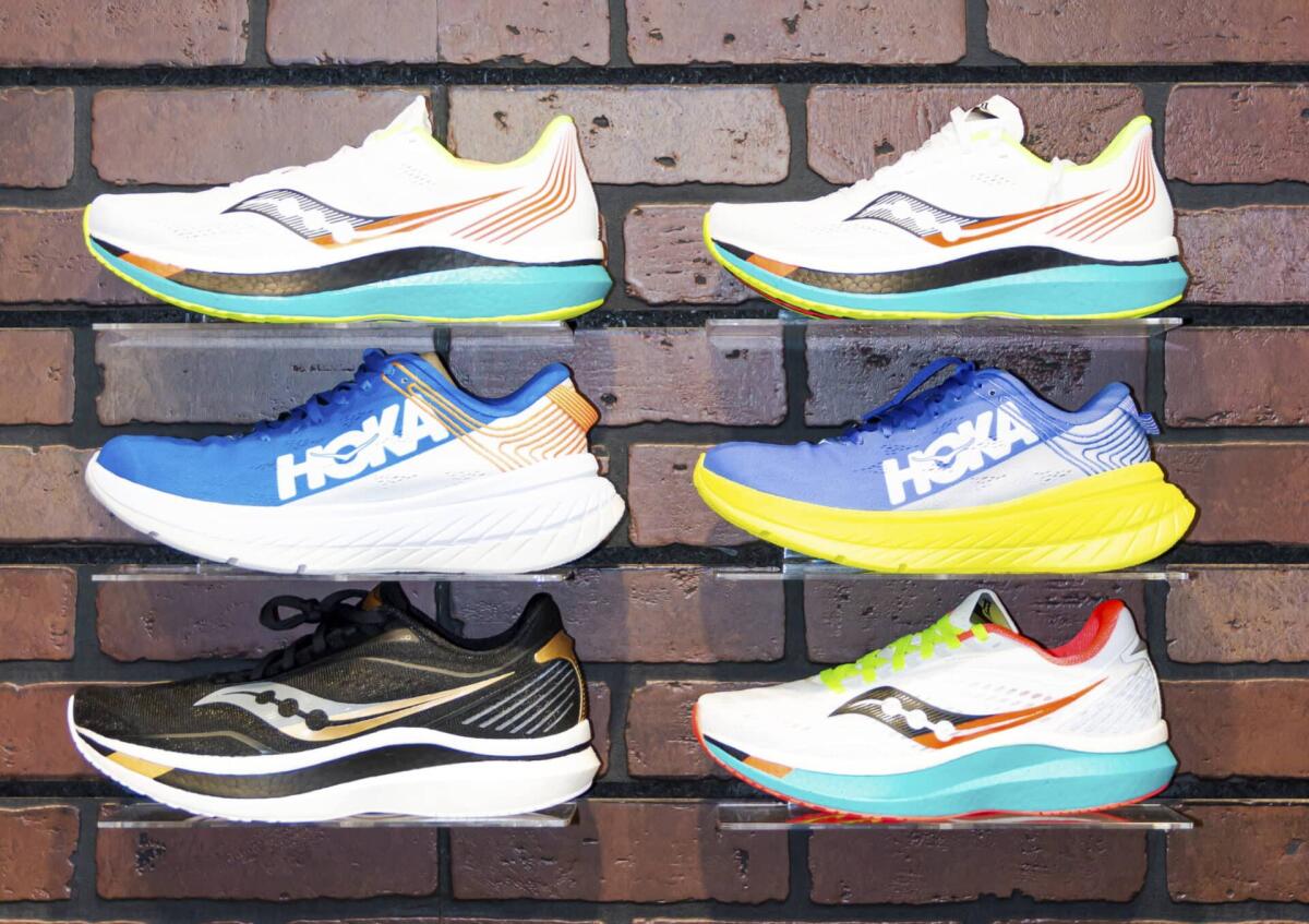 Scarpe Hoka: modelli, prezzi e perché sceglierle? - Smithtown, New York, USA - 28 August 2020: Six running shoes are on display on a wall of the Smithtown Running Company shoe store.