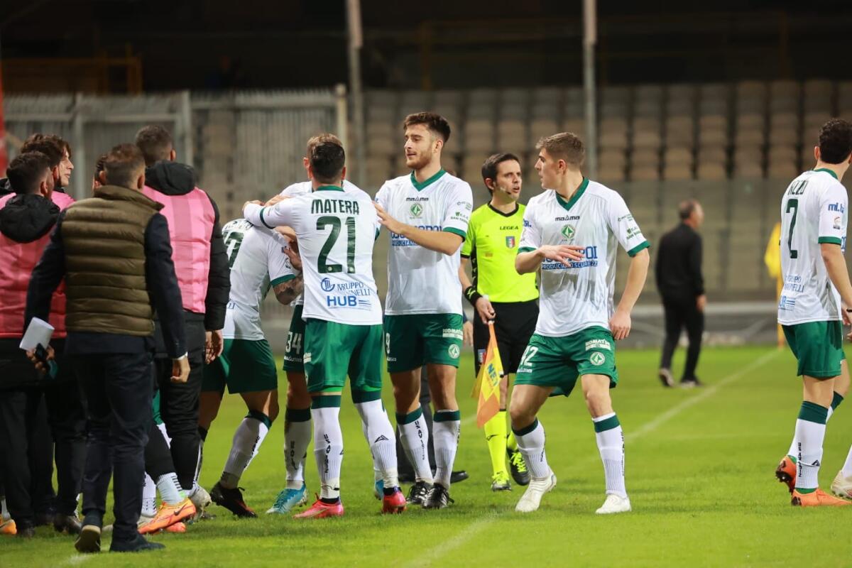 Foggia, interesse per Antonio Matera dell'Avellino - L’esultanza dell’Avellino dopo il gol del pareggio. Crediti: Luigia Spinelli, riproduzione riservata