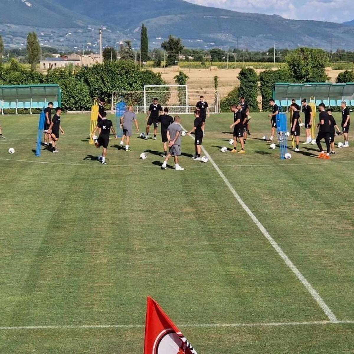 Foggia, concluso il ritiro di Assisi-Bastia Umbra - Immagine in evidenza: il Foggia in campo nel ritiro di Assisi/Bastia Umbra - crediti foto: pagina ufficiale Facebook Calcio Foggia 1920