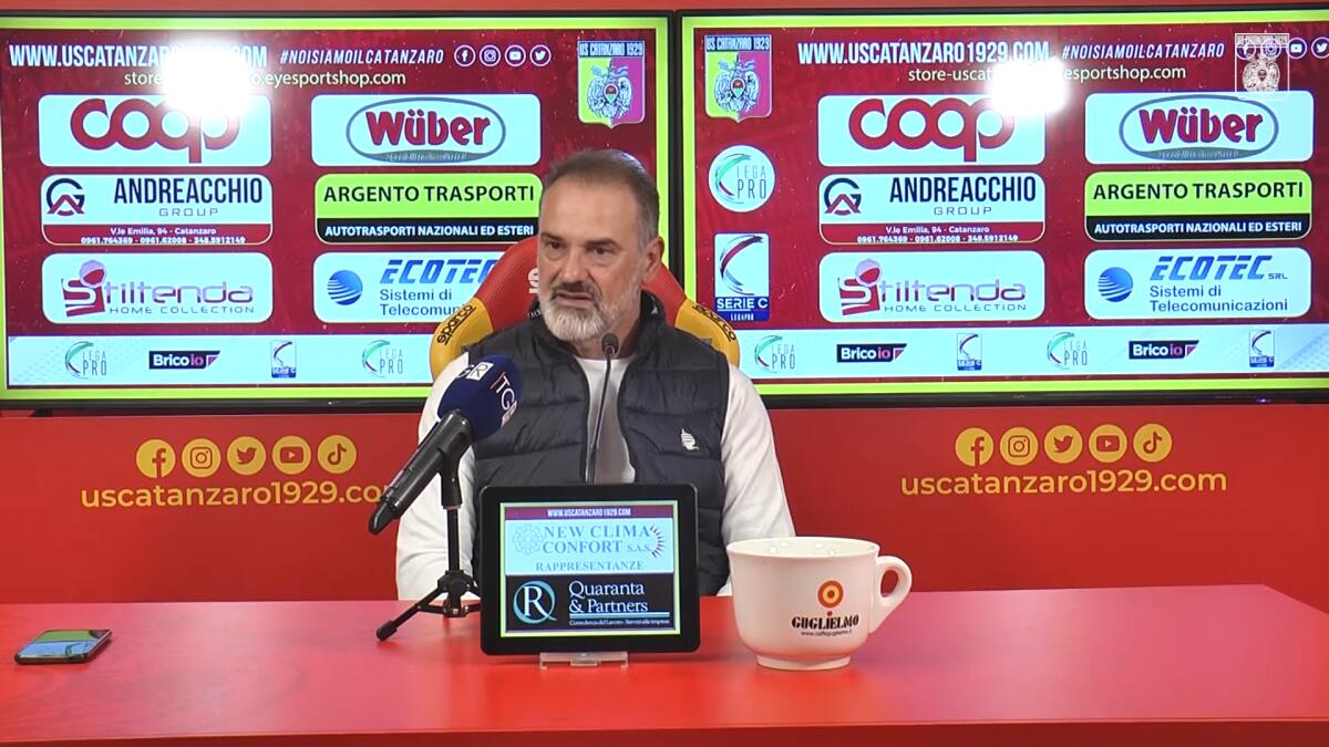 Coppa Italia, finisce il sogno del Catanzaro - Immagine in evidenza: mister Vincenzo Vivarini - crediti foto: canale ufficiale YouTube U.S. Catanzaro 1929 (frame da conferenza stampa post-Foggia)