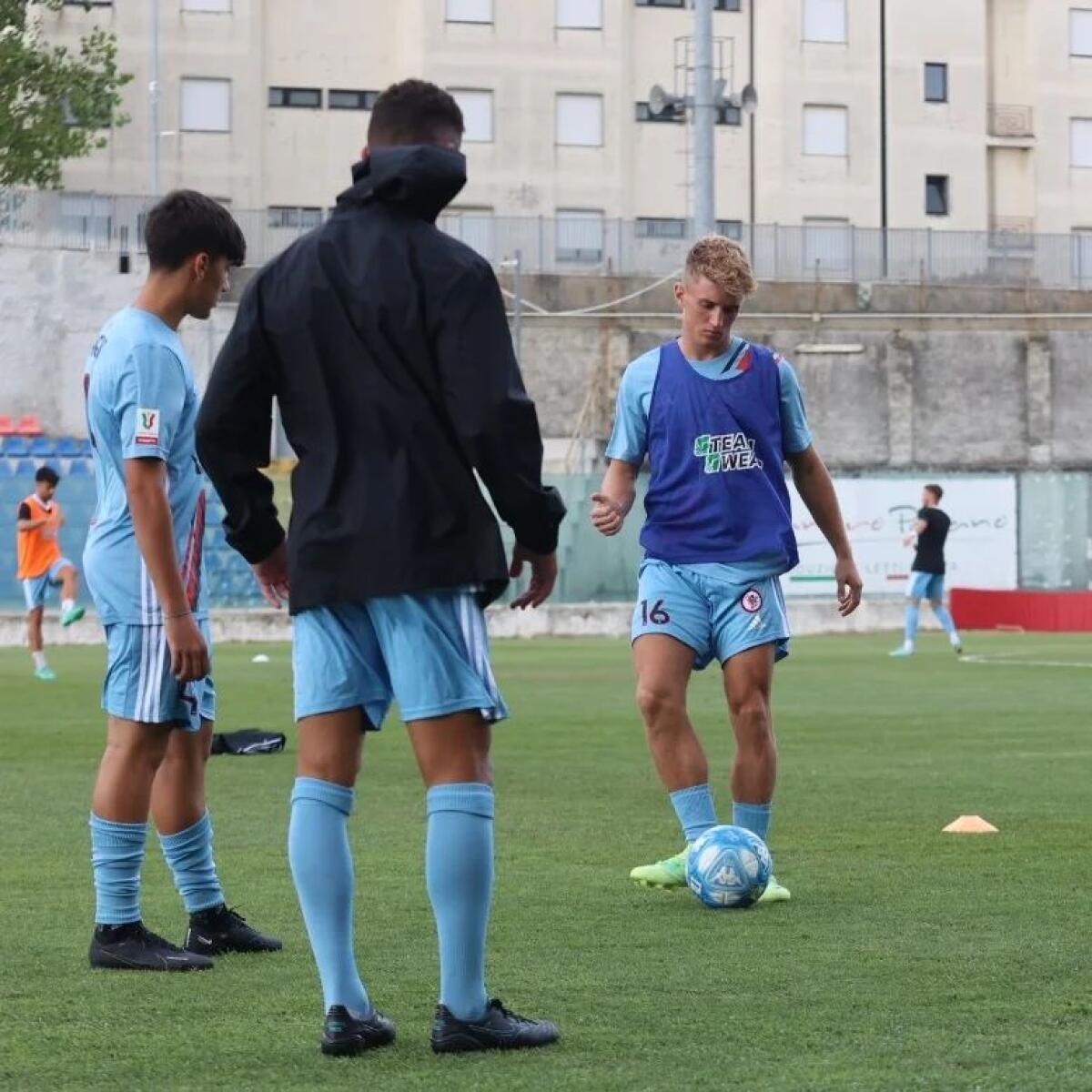 Un Foggia da playoff? Campagna abbonamenti in arrivo - Immagine in evidenza: uno scatto dal riscaldamento di Catanzaro-Foggia (Coppa Italia 2023/24) - crediti foto: pagina ufficiale Facebook Calcio Foggia 1920