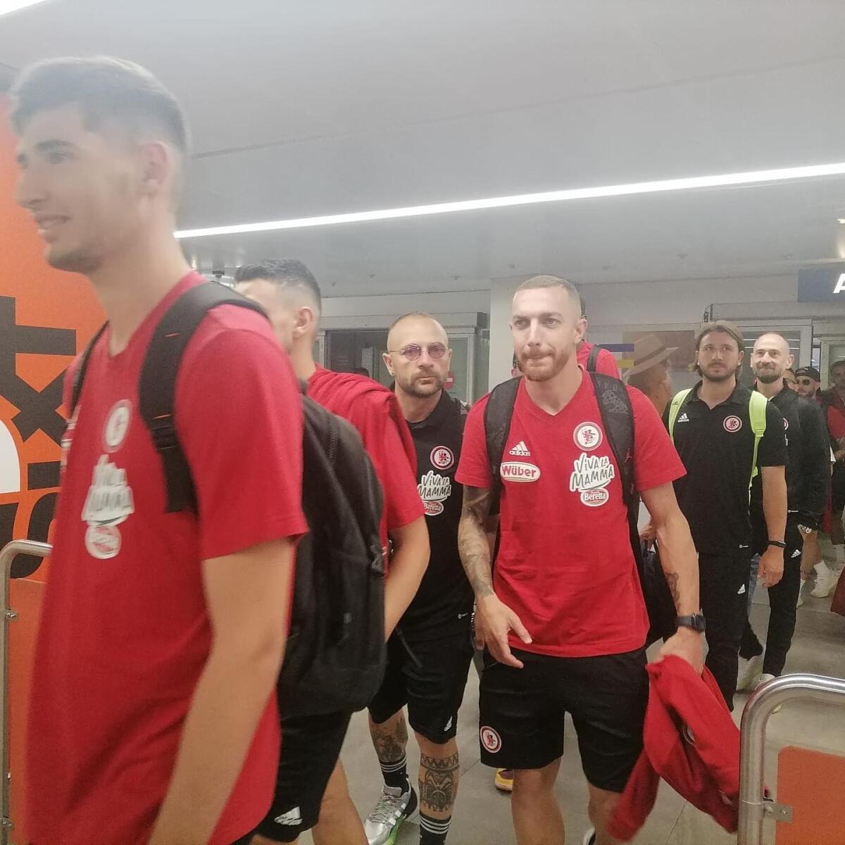 Come si sta preparando il Foggia in vista del Catanzaro? - Immagine in evidenza: il Foggia è arrivato all'Aeroporto di Milano Linate - crediti foto: pagina ufficiale Facebook Calcio Foggia 1920