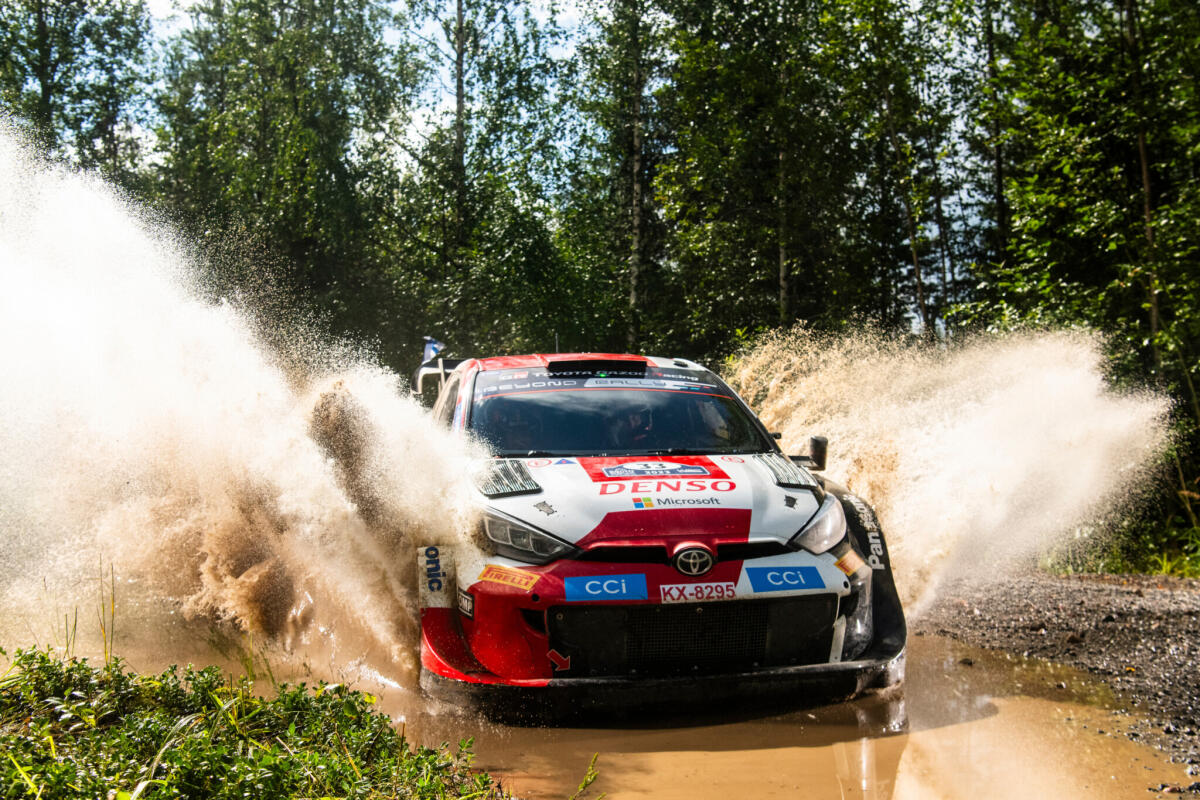 WRC Finlandia: Evans comanda, Neuville insegue - 