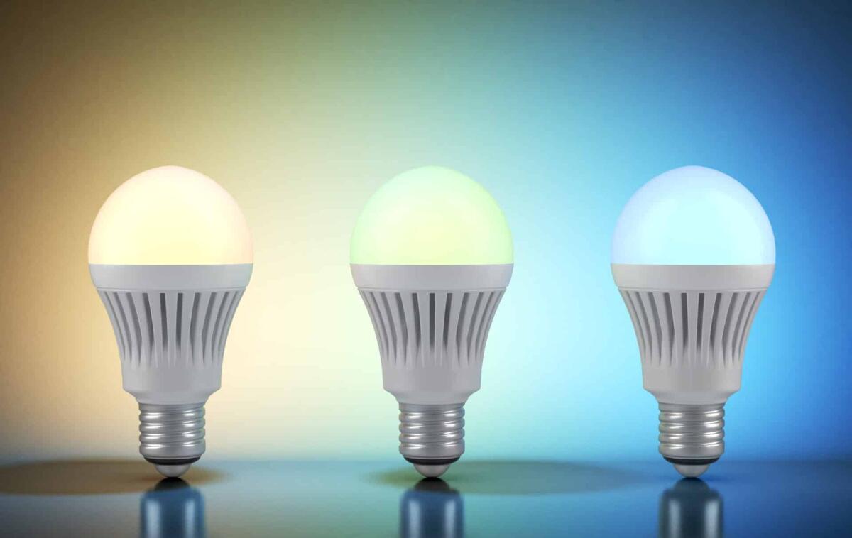 Lampadina wireless: guida completa all'acquisto - Three multicolor LED bulbs with wireless remote control . 3d render
