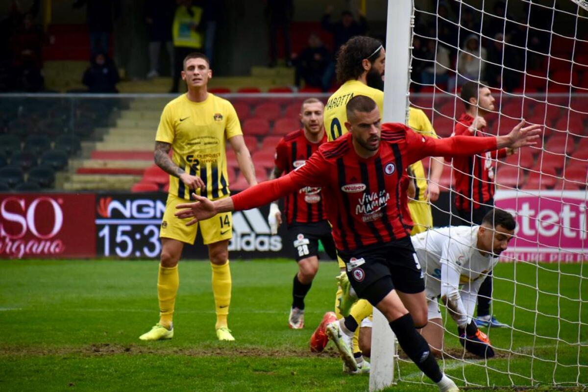 Foggia, per la difesa si tratta il ritorno di Rutjens - Immagine in evidenza: uno scatto di Foggia-Viterbese (Serie C - girone C 22/23) - crediti: foto di Luigia Spinelli (RIPRODUZIONE RISERVATA)