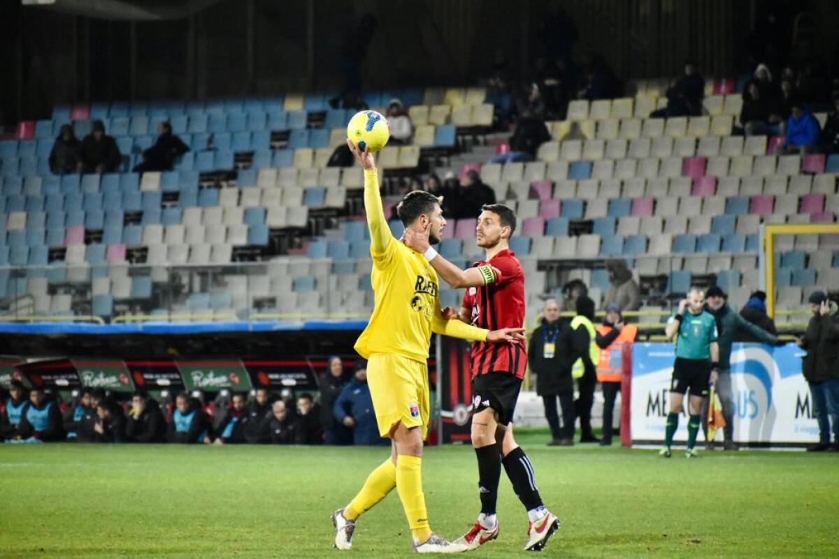 Taranto, la difesa in ottica minutaggio - Immagine in evidenza: uno scatto di Foggia-Taranto (Serie C - girone C 22/23) - crediti: foto di Luigia Spinelli (RIPRODUZIONE RISERVATA)