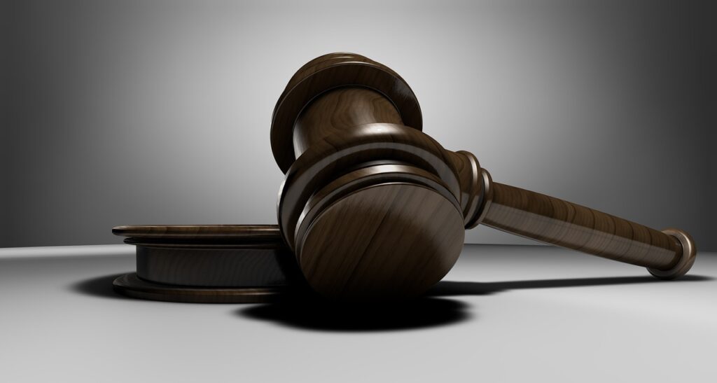 Immagine in evidenza: martelletto Tribunale (immagine rappresentativa) - crediti: foto di 2541163 da Pixabay