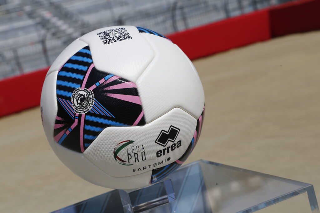 Il nuovo pallone per la terza serie, 2023-2024 - Artemio. Foto di errea.com (Media Kit per la stampa), tutti i diritti riservati al proprietario
