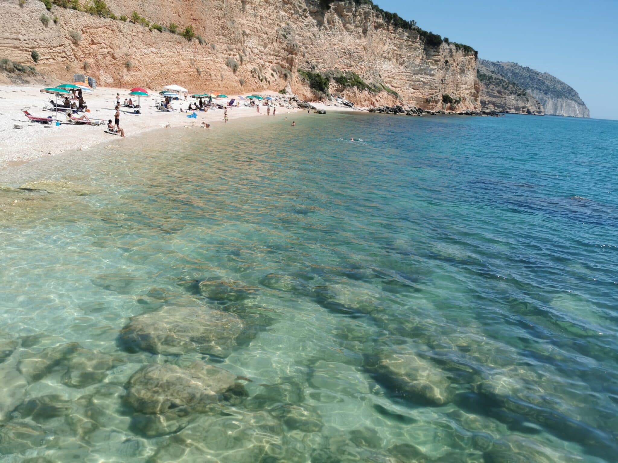 spiaggia di punta rossa mattinata monte sant'angelo gargano