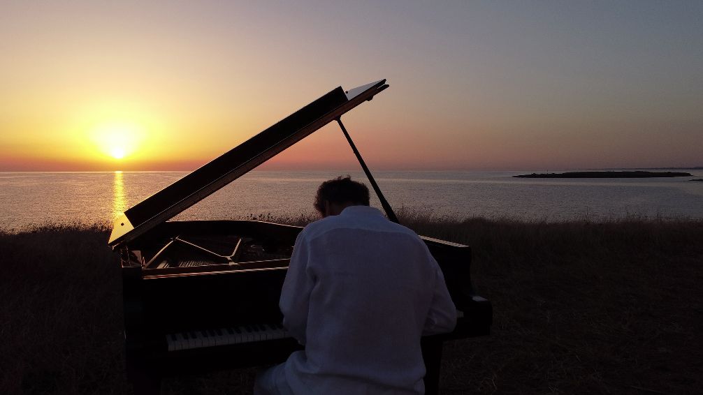 Puglia, nel videoclip di Mirko Signorile a Torre Guaceto l’inno al mare