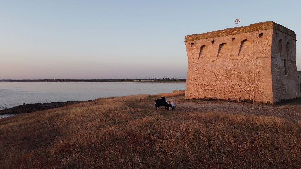 Puglia, nel videoclip di Mirko Signorile a Torre Guaceto l’inno al mare