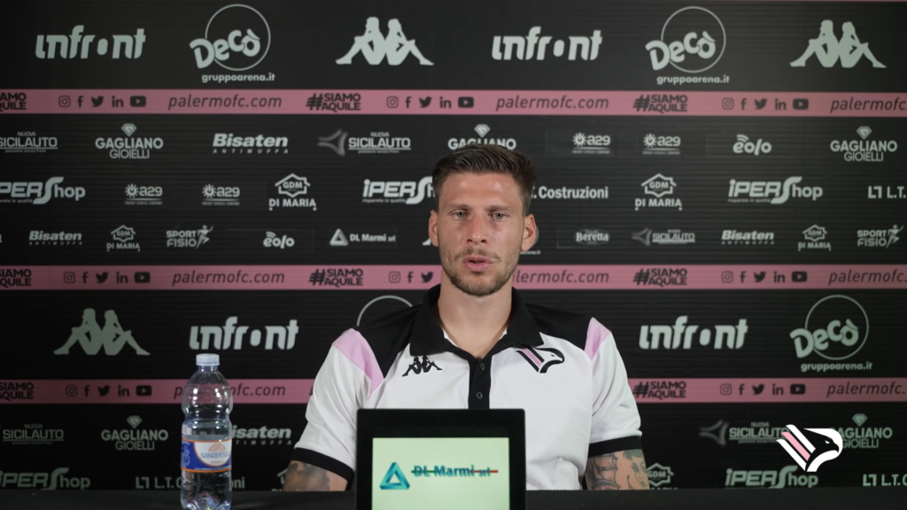 Immagine in evidenza: Marco Perrotta ai tempi del Palermo - crediti foto: canale ufficiale YouTube Palermo F.C. (frame da video)