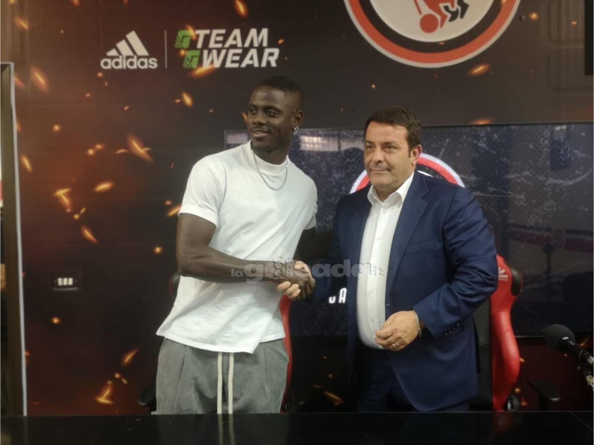 Foggia, mercato concluso: il recap delle operazioni - Immagine in evidenza: Mamadou Tounkara, attaccante del Calcio Foggia 1920, insieme al presidente del Calcio Foggia 1920, Nicola Canonico - crediti: foto di Mario Mescia/lagoleada.it (RIPRODUZIONE VIETATA)