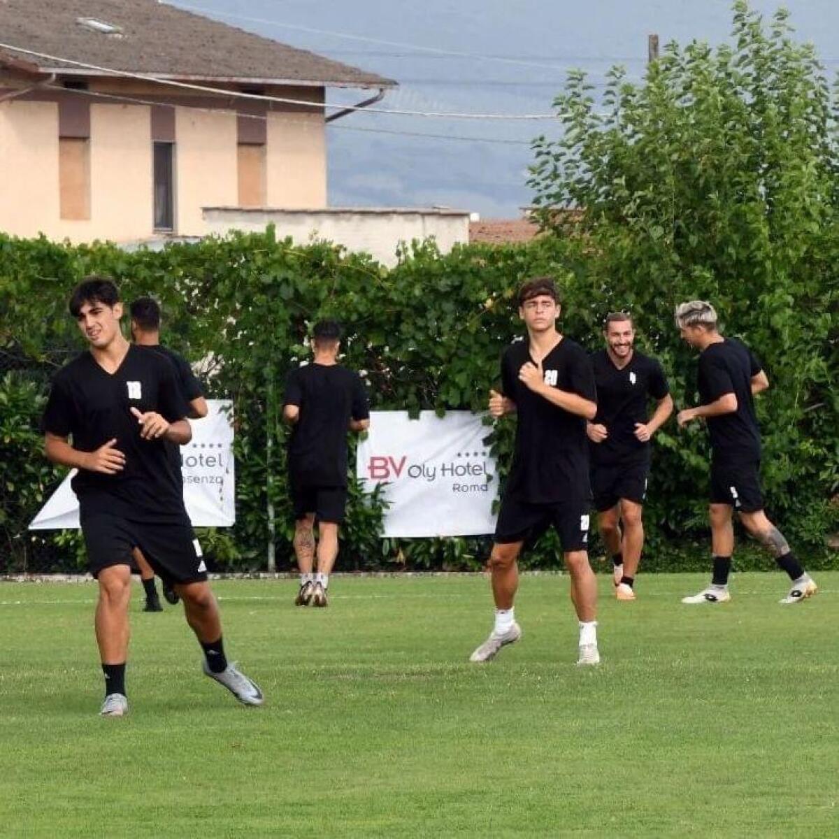 Foggia, riprendono gli allenamenti. Sul mercato... - Immagine in evidenza: il Foggia in campo nel ritiro di Assisi/Bastia Umbra - crediti foto: pagina ufficiale Facebook Calcio Foggia 1920