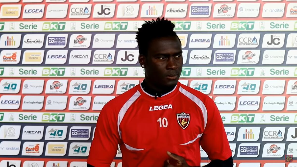 Colpo Foggia sul gong mercato: arriva Embalo - Immagine in evidenza: Carlos Embalo con la maglia del Cosenza - crediti foto: canale ufficiale YouTube Cosenza Calcio (frame da video)