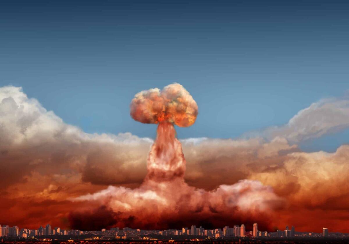 Dove acquistare il libro dal quale è tratto il film "Oppenheimer" di Christopher Nolan - explosion of atomic bomb over city