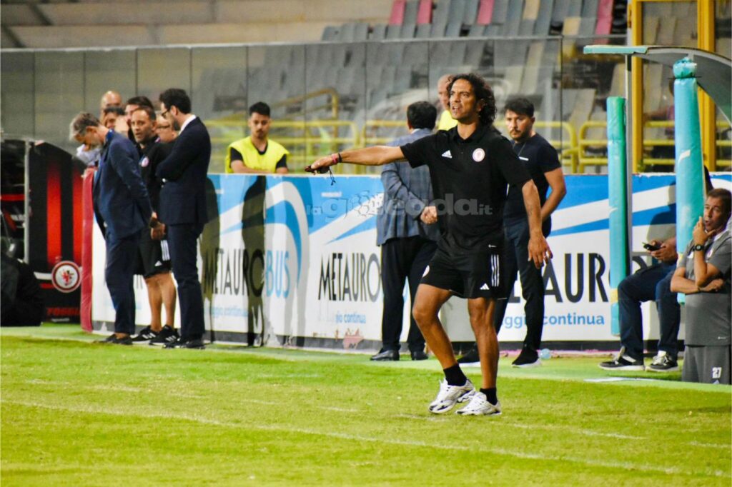 Immagine in evidenza: uno scatto di Foggia-Giugliano (Serie C - girone C 2023/24) - crediti: foto di Luigia Spinelli (RIPRODUZIONE VIETATA)