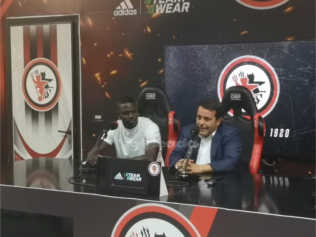 Immagine in evidenza: Mamadou Tounkara, attaccante del Calcio Foggia 1920, insieme al presidente del Calcio Foggia 1920, Nicola Canonico - crediti: foto di Mario Mescia/lagoleada.it (RIPRODUZIONE VIETATA)