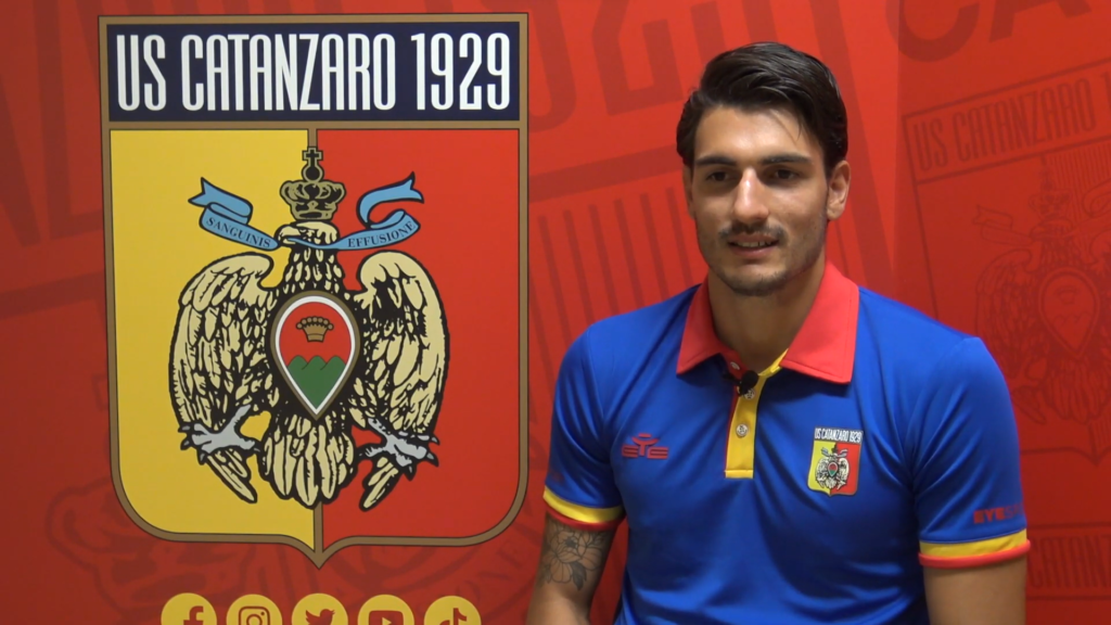 Immagine in evidenza: Davide Riccardi - crediti foto: canale ufficiale YouTube U.S. Catanzaro 1929 (frame da video)