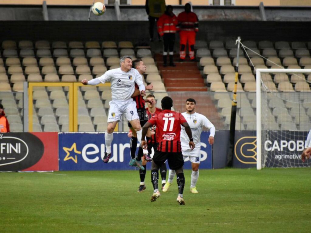 Immagine in evidenza: uno scatto di Foggia-Giugliano (Serie C - girone C 22/23) - crediti: foto di Luigia Spinelli (RIPRODUZIONE RISERVATA)