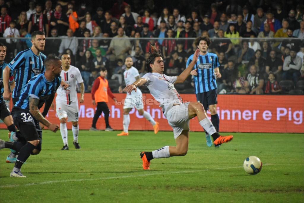 Immagine in evidenza: uno scatto di Foggia-Lecco (andata finale playoff Serie C 2022/23) - crediti: foto di Luigia Spinelli (RIPRODUZIONE VIETATA)