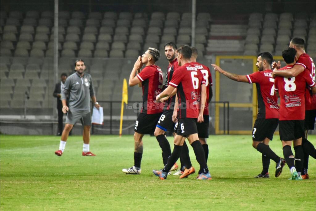 Immagine in evidenza: uno scatto di Foggia-Giugliano (Serie C - girone C 2023/24) - crediti: foto di Luigia Spinelli (RIPRODUZIONE VIETATA)