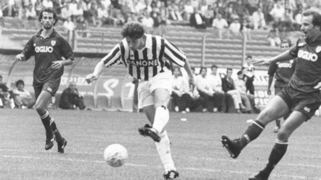 Del Piero realizza il suo 1º gol in Serie A nonché in maglia bianconera, che valse il definitivo 4-0 in Juventus-Reggiana del 19 settembre 1993, una settimana dopo l'esordio col Foggia - crediti foto: Wikipedia/pubblico dominio