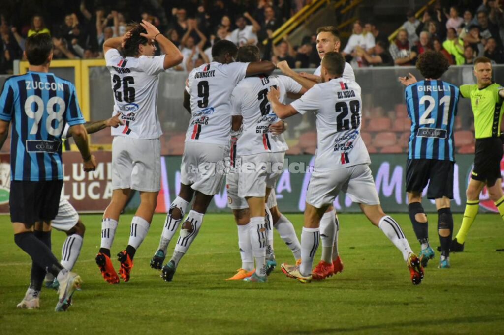 Immagine in evidenza: uno scatto di Foggia-Lecco (andata finale playoff Serie C 2022/23) - crediti: foto di Luigia Spinelli (RIPRODUZIONE VIETATA)