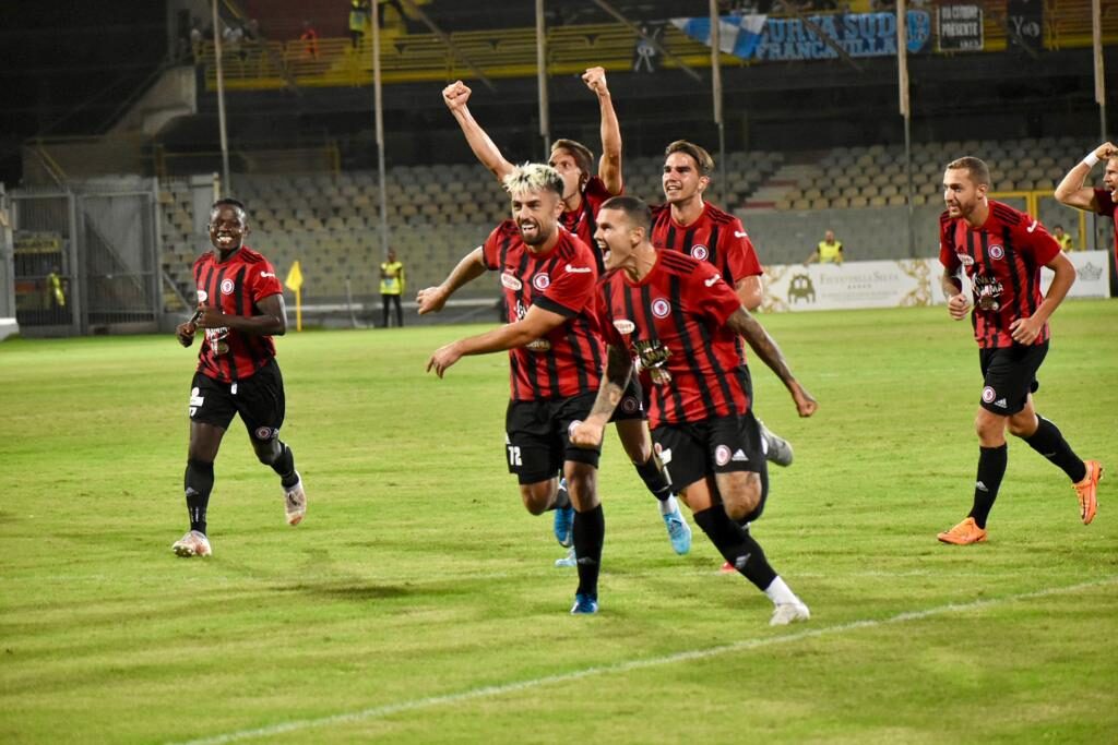 Immagine in evidenza: l'esultanza di Eugenio D'Ursi al suo gol in Foggia-Virtus Francavilla 1-0 (Serie C - girone C 2022/2023) - crediti: foto di Luigia Spinelli (RIPRODUZIONE RISERVATA)