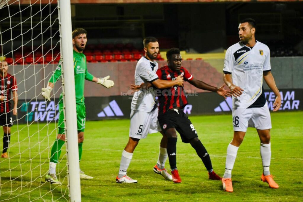 Immagine in evidenza: uno scatto di Foggia-Giugliano (Serie C - girone C 2023/24) - crediti: foto di Luigia Spinelli (RIPRODUZIONE VIETATA)