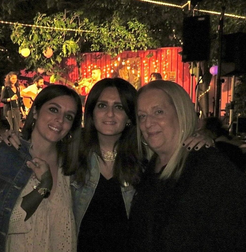 La moglie di Gianni Cataleta, Rita, con le figlie Lucia e Rosa