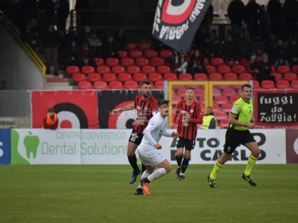 Immagine in evidenza: uno scatto di Foggia-Giugliano (Serie C - girone C 22/23) - crediti: foto di Luigia Spinelli (RIPRODUZIONE RISERVATA)