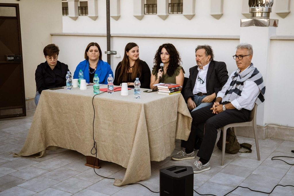 In copertina al centro la presidente di OltreBabele Margherita Cinquepalmi. Nel testo alcune foto della conferenza stampa di presentazione