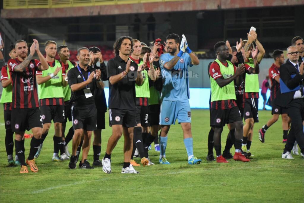 Immagine in evidenza: uno scatto di Foggia-Giugliano (Serie C - girone C 2023/24) - crediti: foto di Luigia Spinelli (RIPRODUZIONE VIETATA)