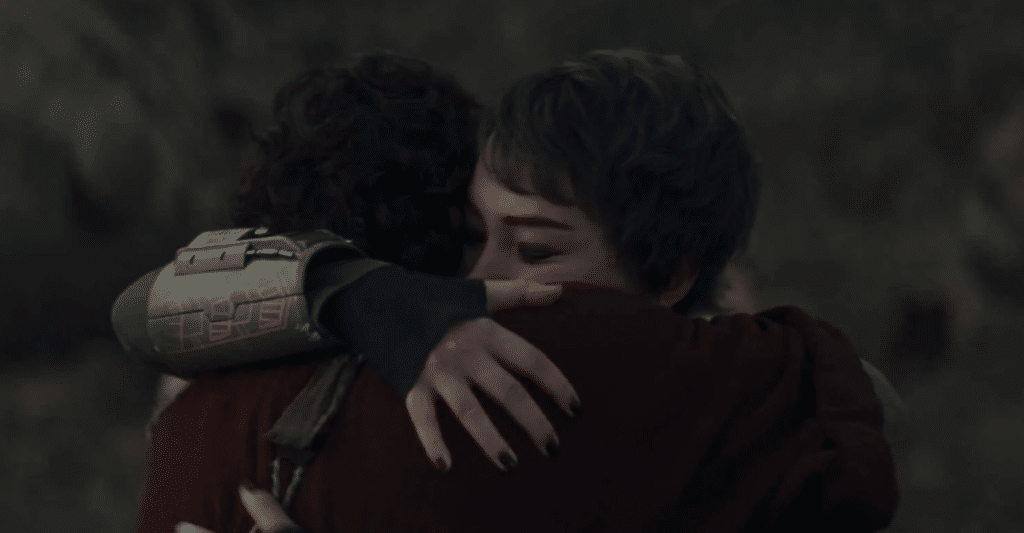 L'abbraccio tra Ezra e Sabine