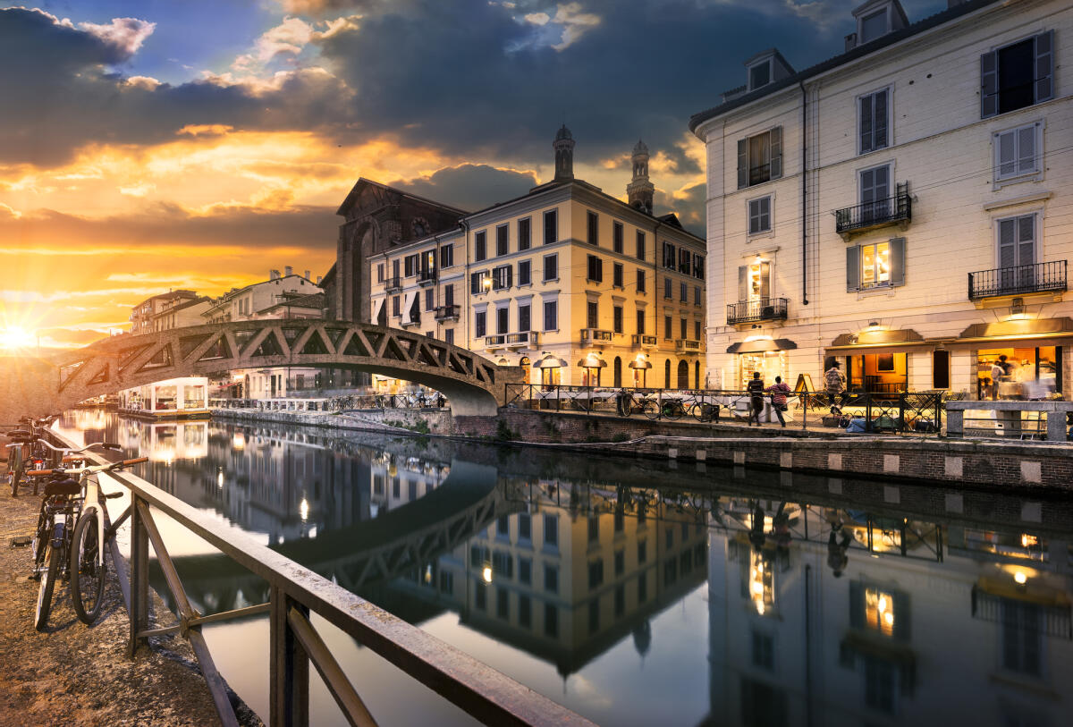 Milano: crescita record dei canoni d’affitto - Bridge across the Naviglio Grande canal at the evening in Milan, Italy