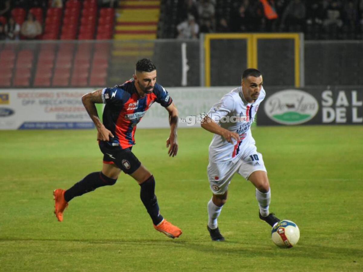Il Foggia illude e si fa rimontare. Vince il Crotone - Immagine in evidenza: uno scatto di Foggia-Crotone (playoff Serie C 2022/23) - crediti: foto di Luigia Spinelli (RIPRODUZIONE VIETATA)