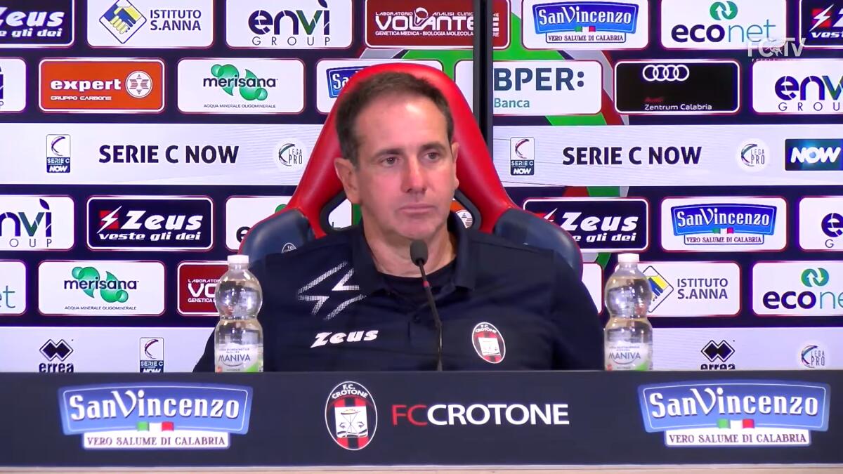 Crotone, Zauli: "La squadra farà tutto per battere il Foggia" - Immagine in evidenza: mister Lamberto Zauli - crediti foto: canale ufficiale YouTube FCTV (frame da video)