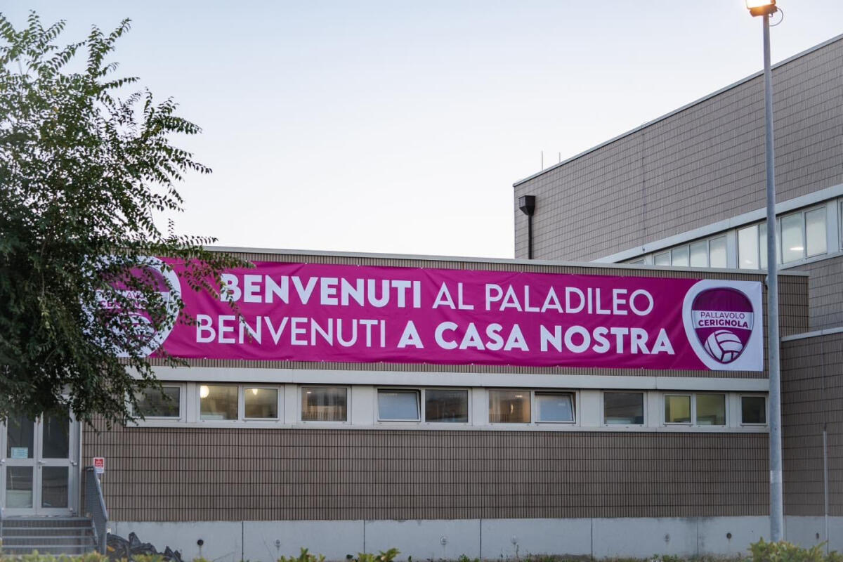 Cerignola, scoppia il pandemonio per lo striscione sul palazzetto PalaDileo - 