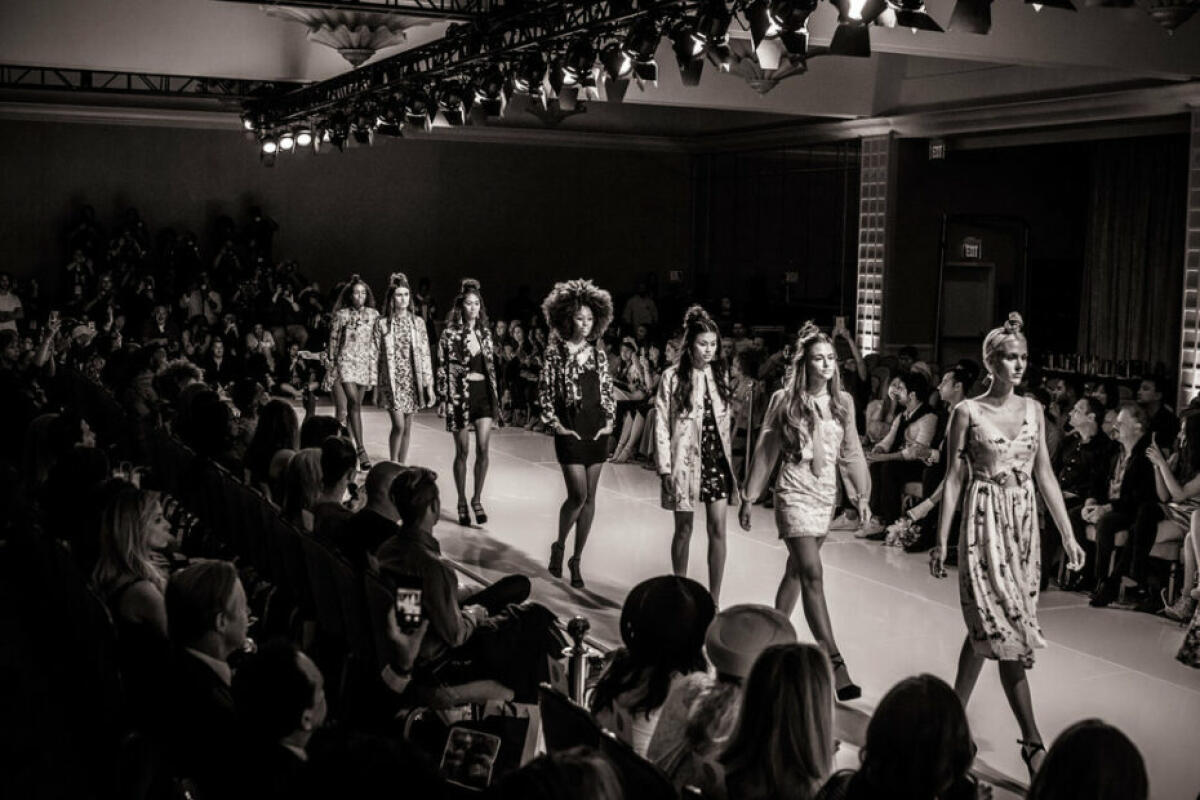 "Una lacrima di tulle che fa capolino da un trionfo di cachemire" - Maglione cashmere donna tendenze 2023: modelli autunno inverno girocollo e dolcevita | Vogue Italia