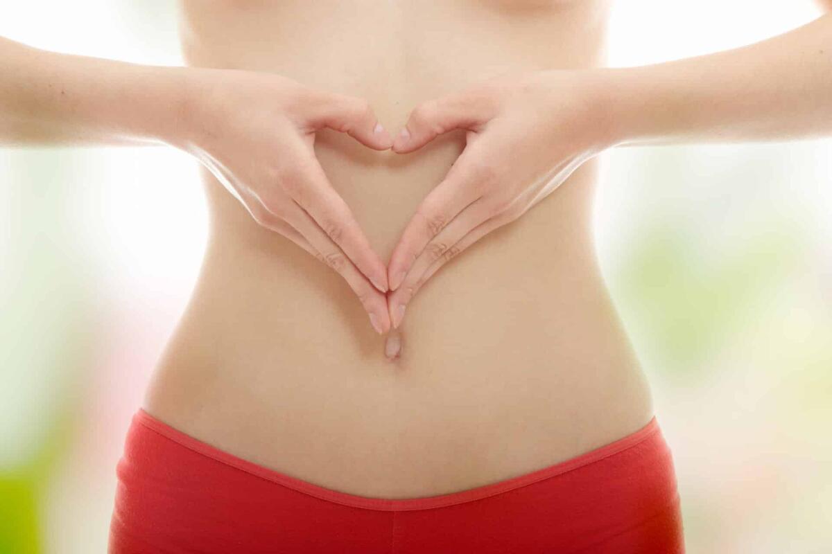 Dimagrire la pancia: 3 esercizi da provare e consigli da seguire a tavola - Hand on belly