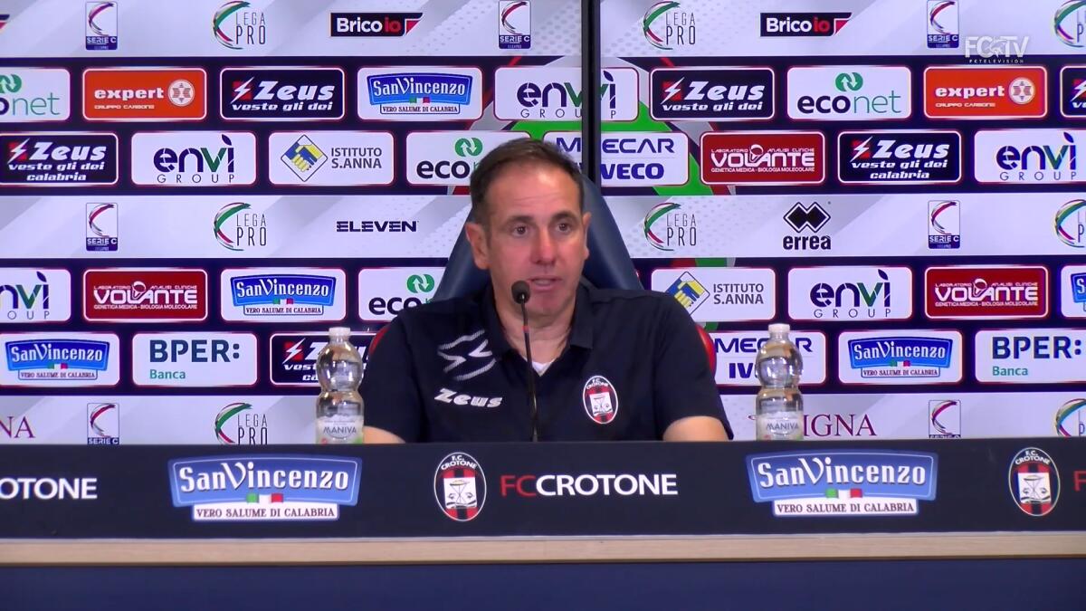 Panchina Crotone, le ultime sul post Zauli - Immagine in evidenza: mister Lamberto Zauli - crediti foto: canale ufficiale YouTube FCTV (frame da video)