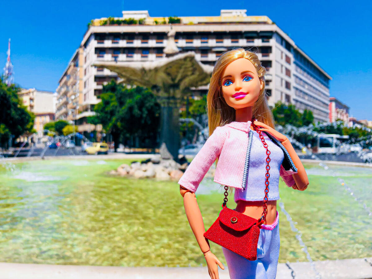 A Foggia è arrivata Barbie in town, foto nei luoghi più belli - 
