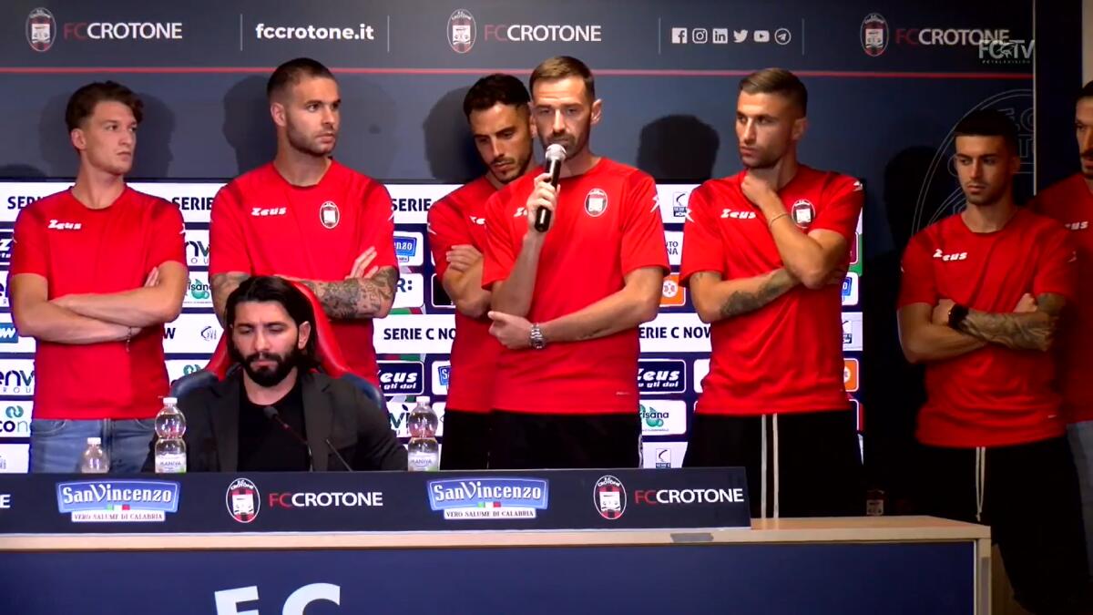 Crotone, i calciatori a difesa di Zauli: "Colpe più nostre che sue" - Immagine in evidenza: la delegazione dei calciatori del Crotone in conferenza stampa - crediti foto: pagina ufficiale Facebook FC Crotone (frame da video)