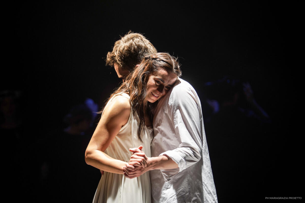 "In Romeo și Julieta si parla d'amore e relazioni fra adulti e adolescenti" - 