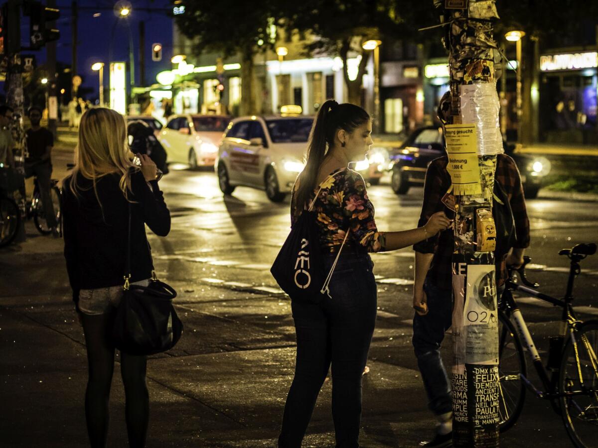 Sfruttamento sessuale nel Foggiano. I dati, il dramma delle donne - Menschen an Straßenkreuzung -  Osservatorio Diritti